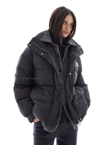 Черный пуховик с комбинированной рубашкой