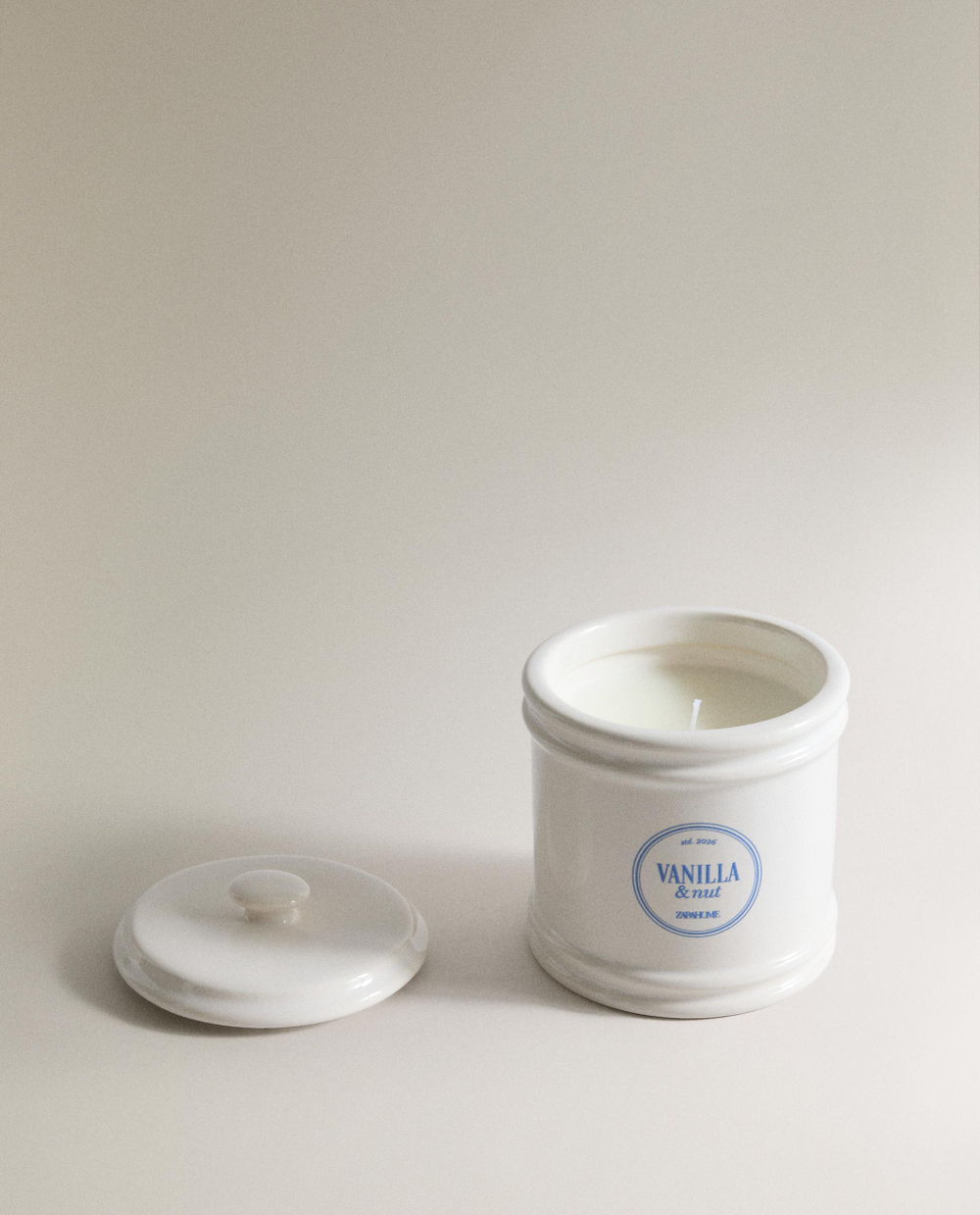 Zara Home Свеча ароматическая Vanilla & Nut 300 г, растительный воск, аромат сладкий гурманский, Золотой