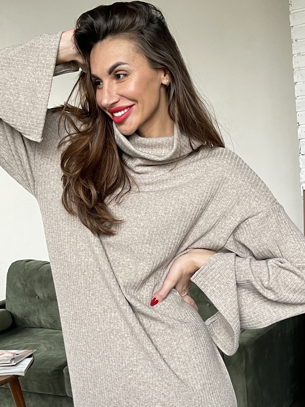 Уютное платье из плотного трикотажа с ангорой в оттенке беж