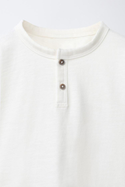 ZARA БАЗОВАЯ ФУТБОЛКА С ПУГОВИЦАМИ, ЭКРЮ