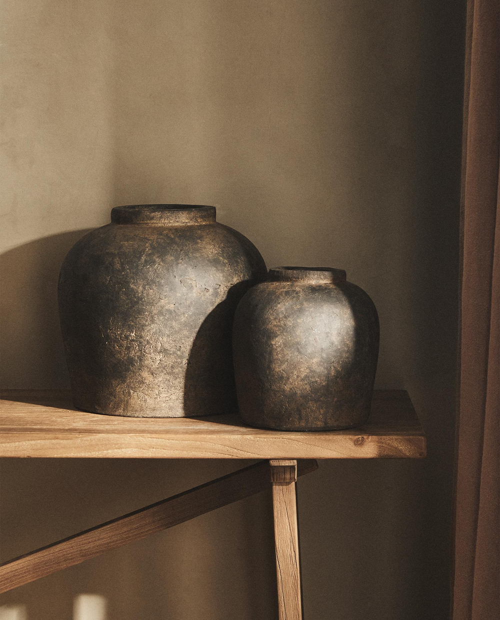 Zara Home Ваза из глины, цвет чёрный, 20 см