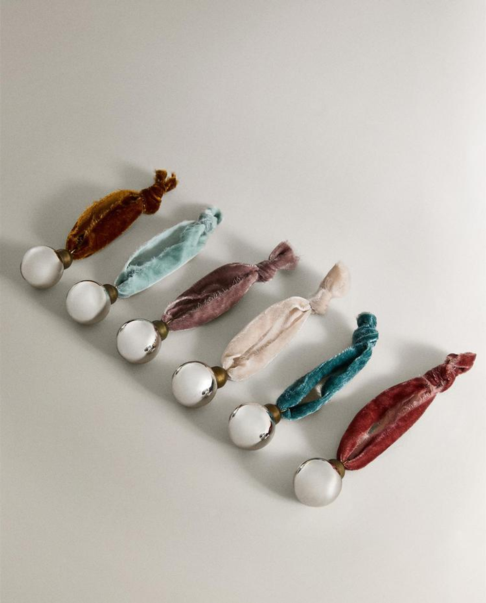 ZARA HOME НАБОР МАЛЕНЬКИХ ЕЛОЧНЫХ ШАРОВ С БАНТАМИ (6 ШТ.), РАЗНОЦВЕТНЫЙ