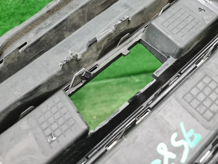 Решетка переднего бампера левая VW Touareg 3 18-23