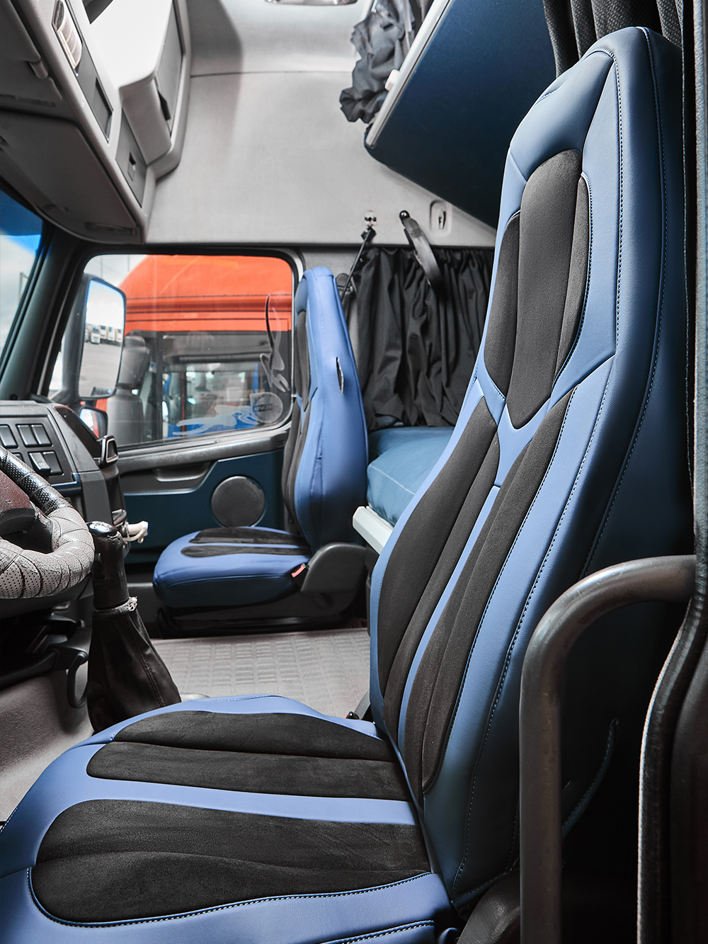Чехлы Люкс VOLVO FH-13 после 2018 года: водитель от сиденья, пассажир от стойки кабины (один вырез под ремень) (экокожа, синий, черная вставка)