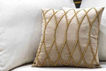 70SW-11123 Подушка с бисером "Силуэт" бежевая 45*45см