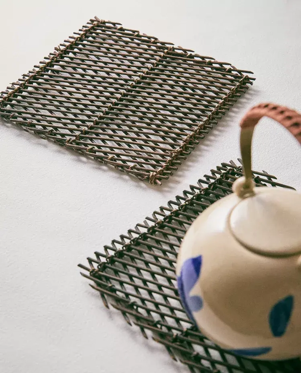 ZARA HOME ПОДСТАВКА ИЗ МЕТАЛЛА И РОТАНГОВОГО ВОЛОКНА, КОРИЧНЕВЫЙ