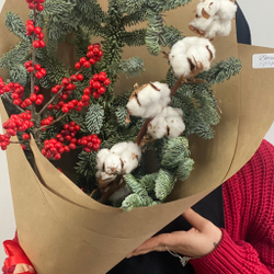 Букет с нобилисом, илексом и хлопком в крафте 1057