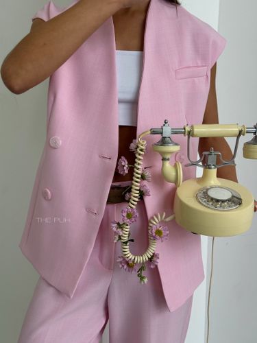 Розовый брючный костюм с жакетом без рукавов