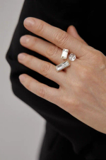 Кольцо безразмерное два прозрачных кристалла-прямоугольника и кубик в серебряной рамке