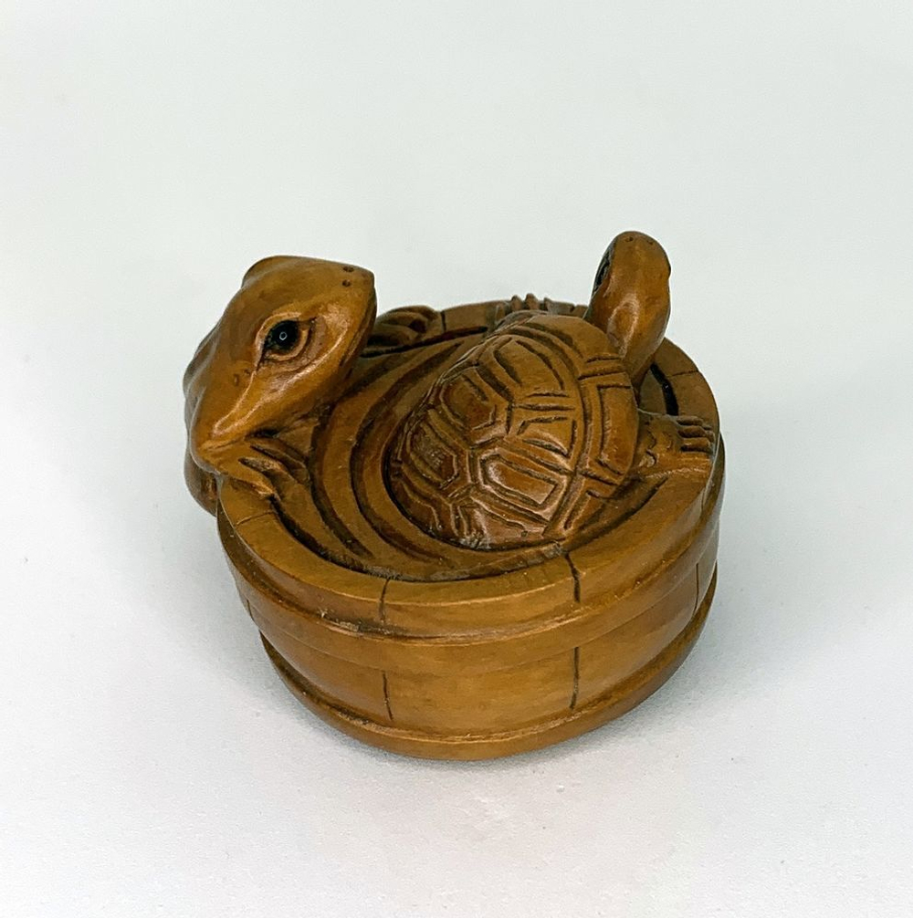 Нэцкэ Лягушка и черепаха в кадушке