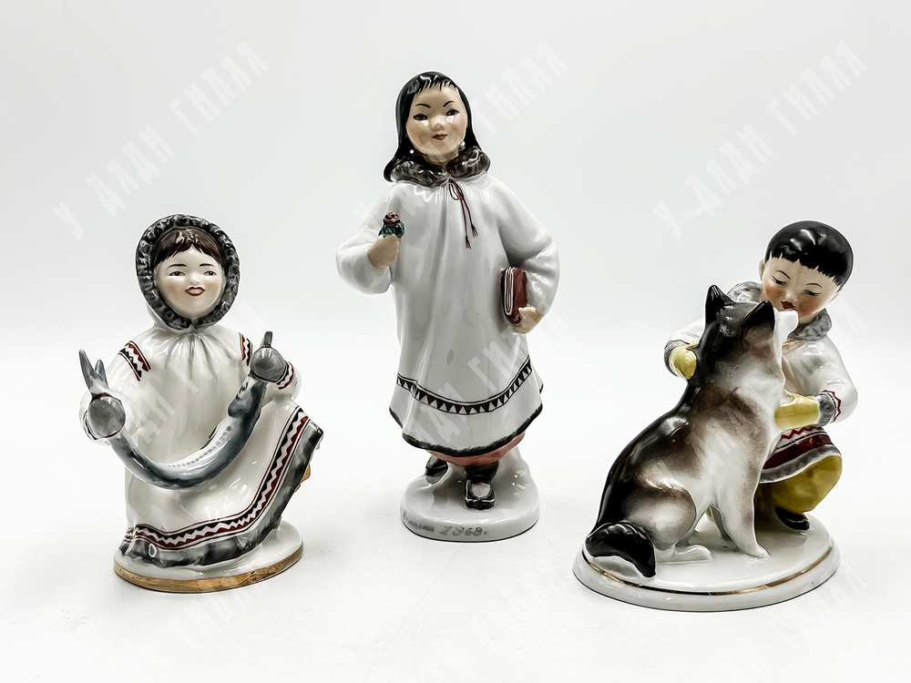 Фарфоровая статуэтка. Мальчик-якут с собакой. ЛФЗ. 1950-е гг.