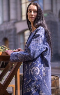 Пальто «Космогония» по мотивам иллюстраций из знаменитого трактата Андреаса Целлариуса "Гармония Макрокосмоса" (Harmonia Macrocosmica, созданном в середине XVII века.)