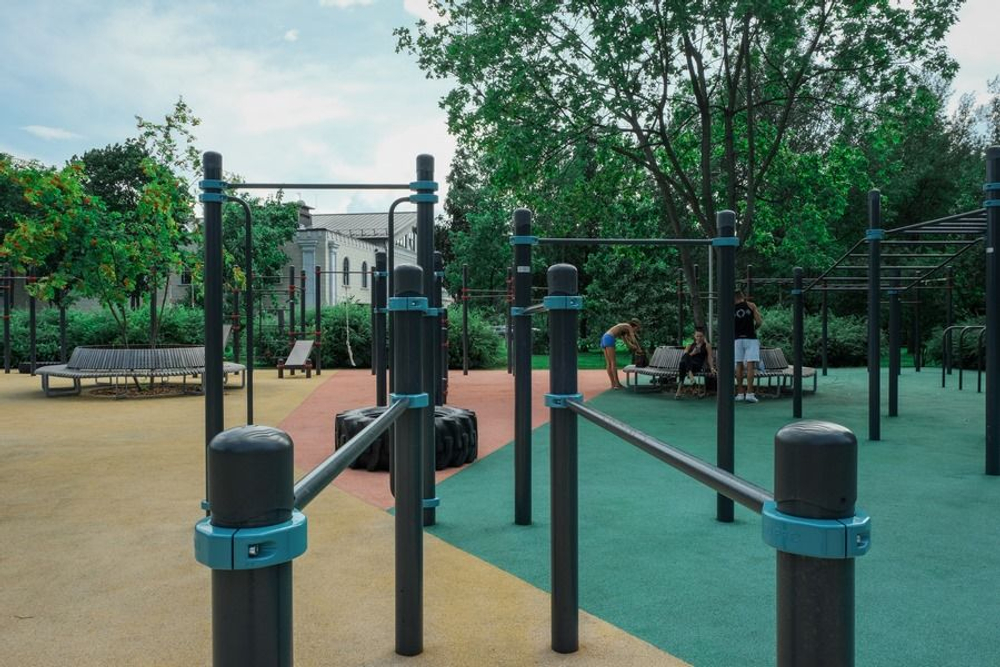 Брусья разноширокие