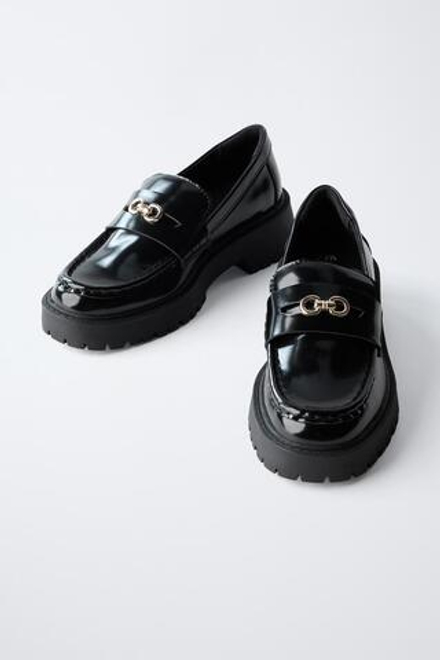 ZARA ЛОФЕРЫ С МЕТАЛЛИЧЕСКОЙ ДЕТАЛЬЮ, ЧЕРНЫЙ