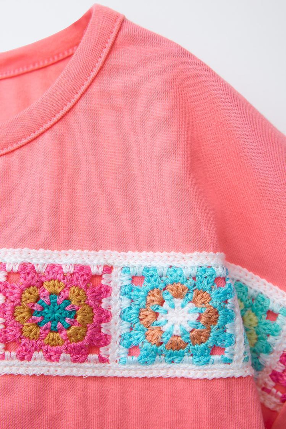 ZARA ТРИКОТАЖНАЯ ФУТБОЛКА ИЗ КРУЖЕВА КРОШЕ С ЦВЕТОЧНЫМ ПРИНТОМ, КОРАЛЛОВЫЙ