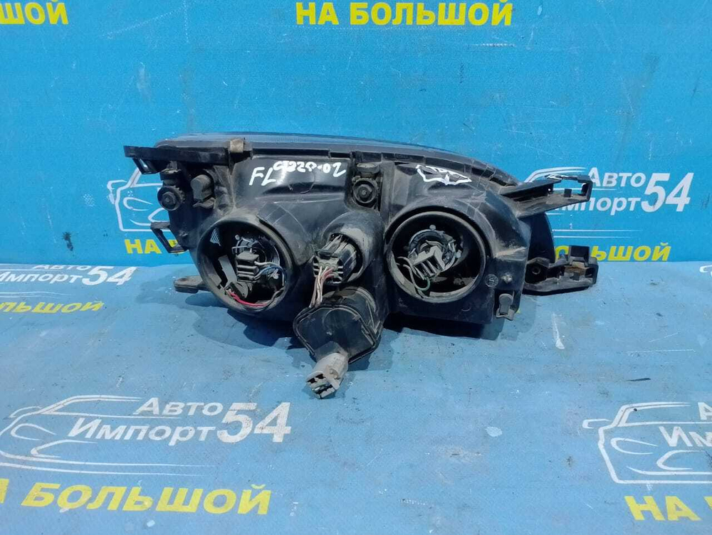 Фара передняя левая TOYOTA AVENSIS 1999
