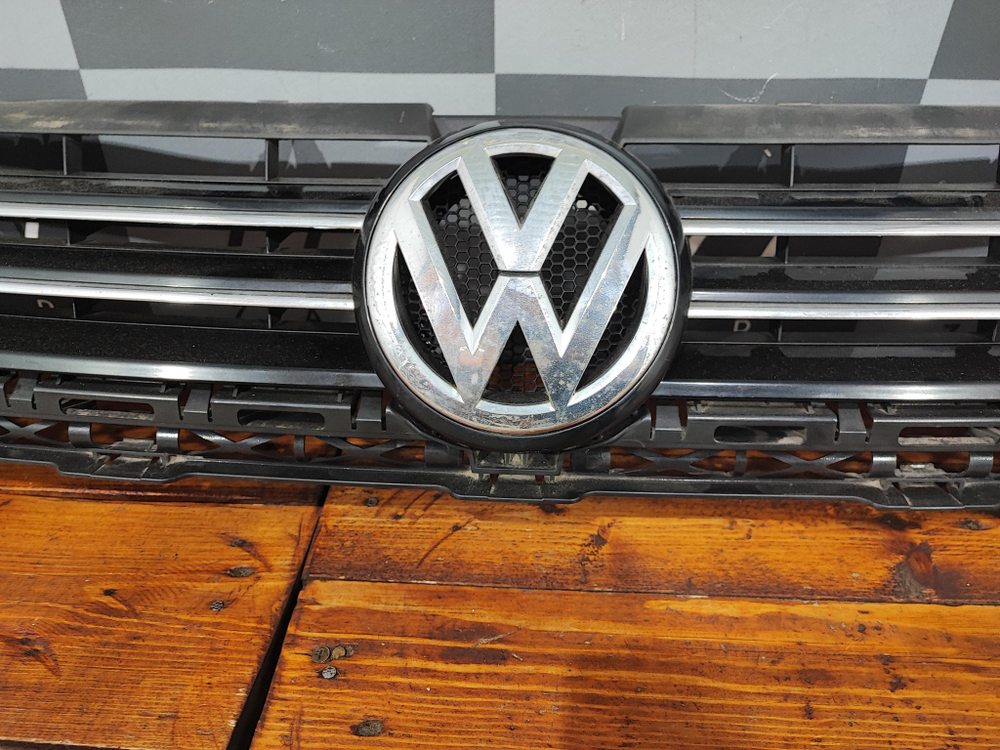 Решетка радиатора Volkswagen Touran 2 10-15 Б/У Оригинал 1T0853653L