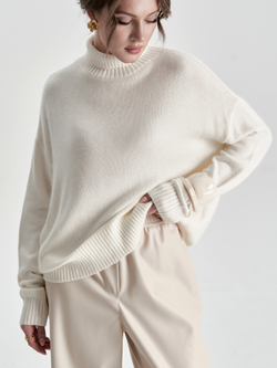 Свитер из мериноса и кашемира с горлом в белом цвете