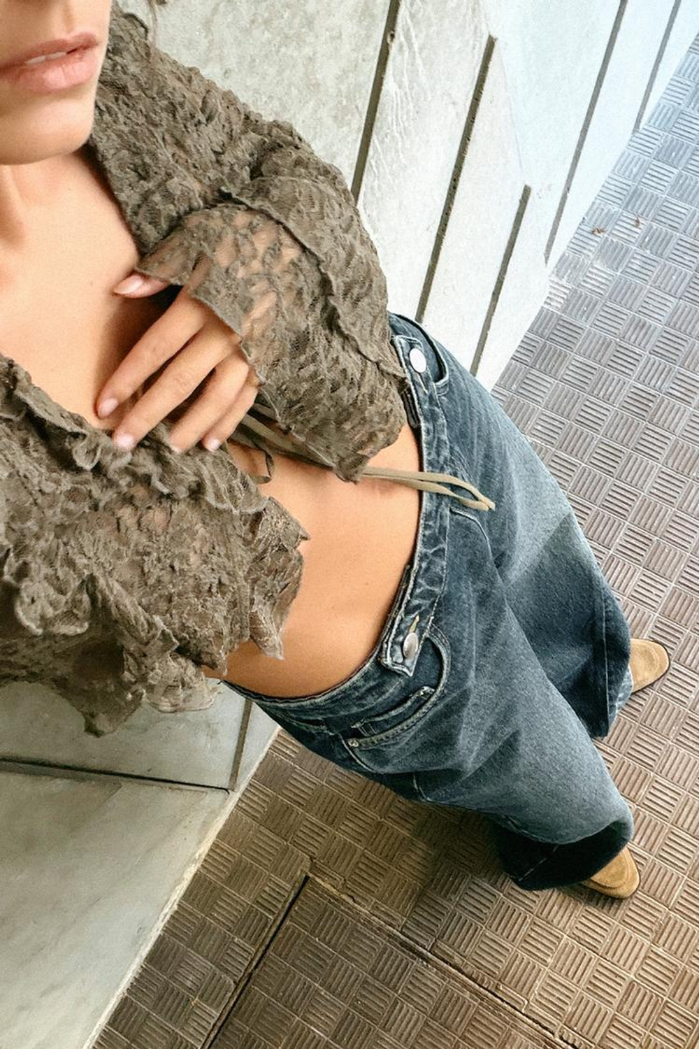 ZARА УКОРОЧЕННЫЙ КАРДИГАН С КРУЖЕВОМ И ВОЛАНАМИ, СЕРО-КОРИЧНЕВЫЙ