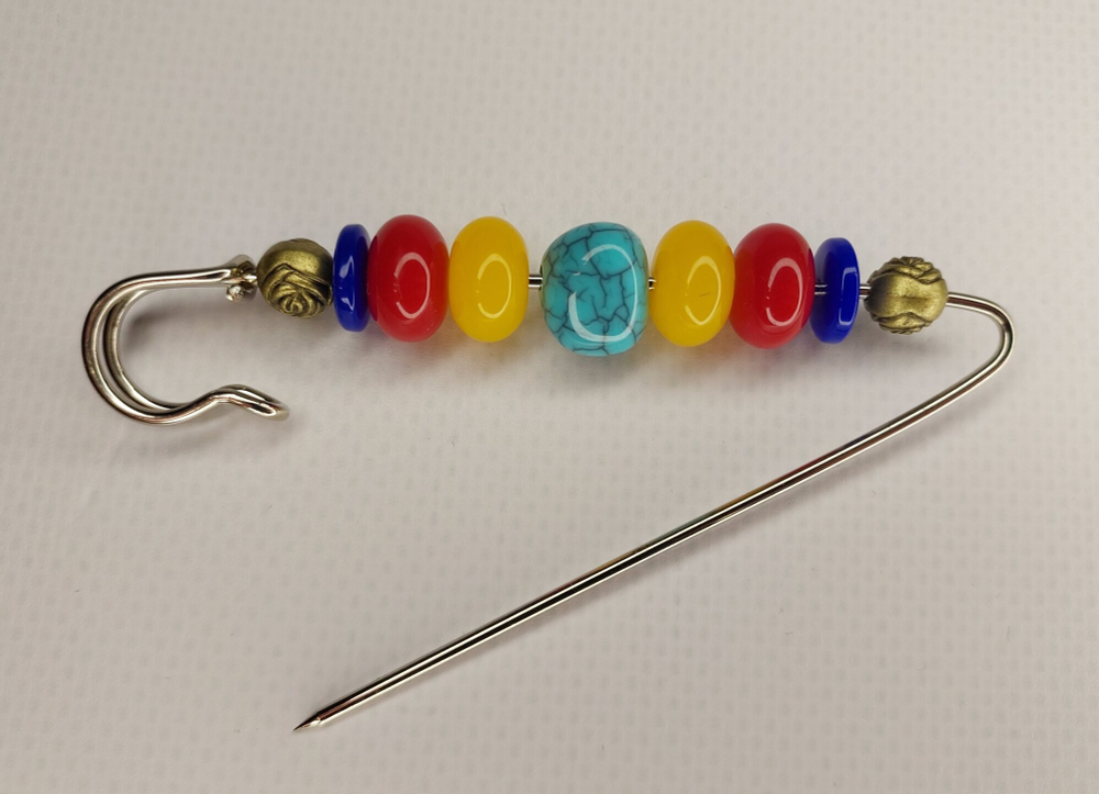 Булавка брошь "морские камушки" для кардигана,  пальто, платков, костюмов, одежды.Цвет бежевый синий красный.