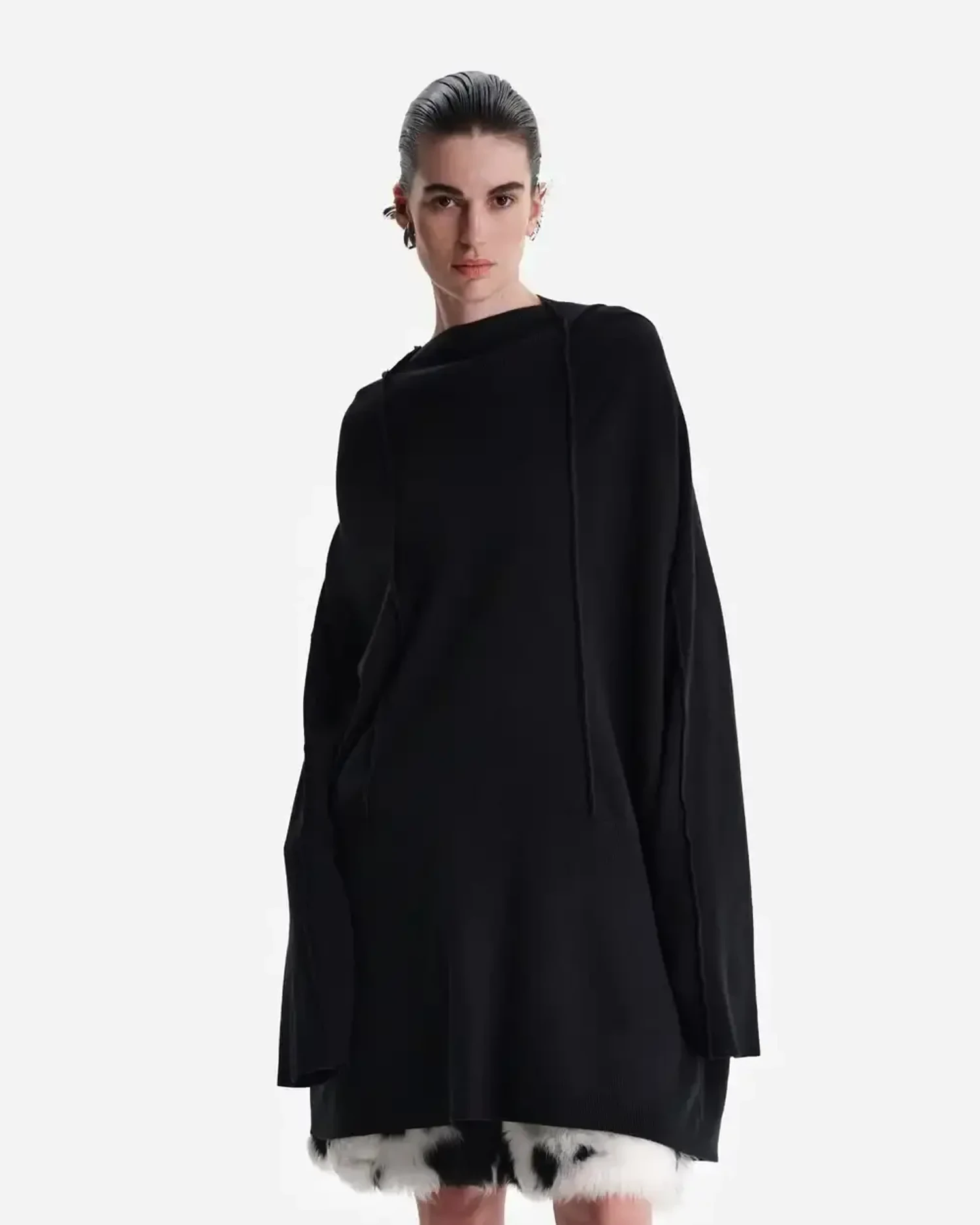 Свитер с капюшоном черный