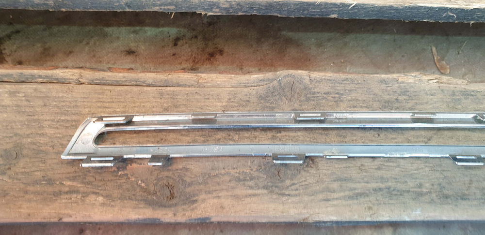 Молдинг решетки радиатора  Mercedes GLE (W166) 15-18 Б/У Оригинал A1668881685