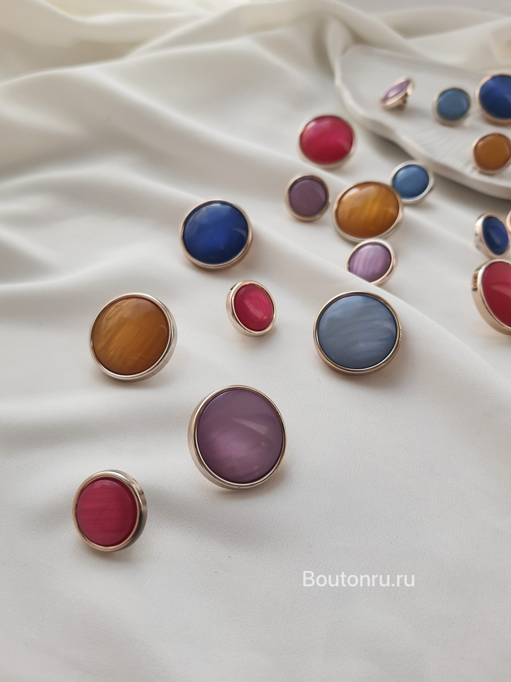 Пуговицы  фуксия золотистые