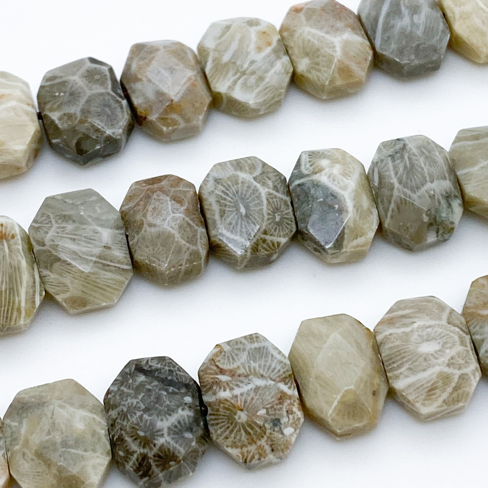 Коралл окаменелый, размер около 13-14*10,5-11 мм, цена за 9 шт (1/4 нити)