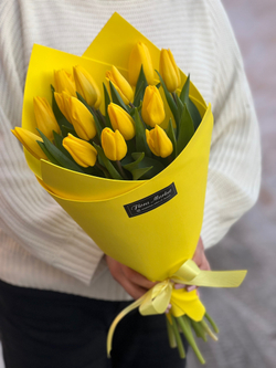 Яркий букет из желтых тюльпанов в стильном оформлении от Флора Маркет