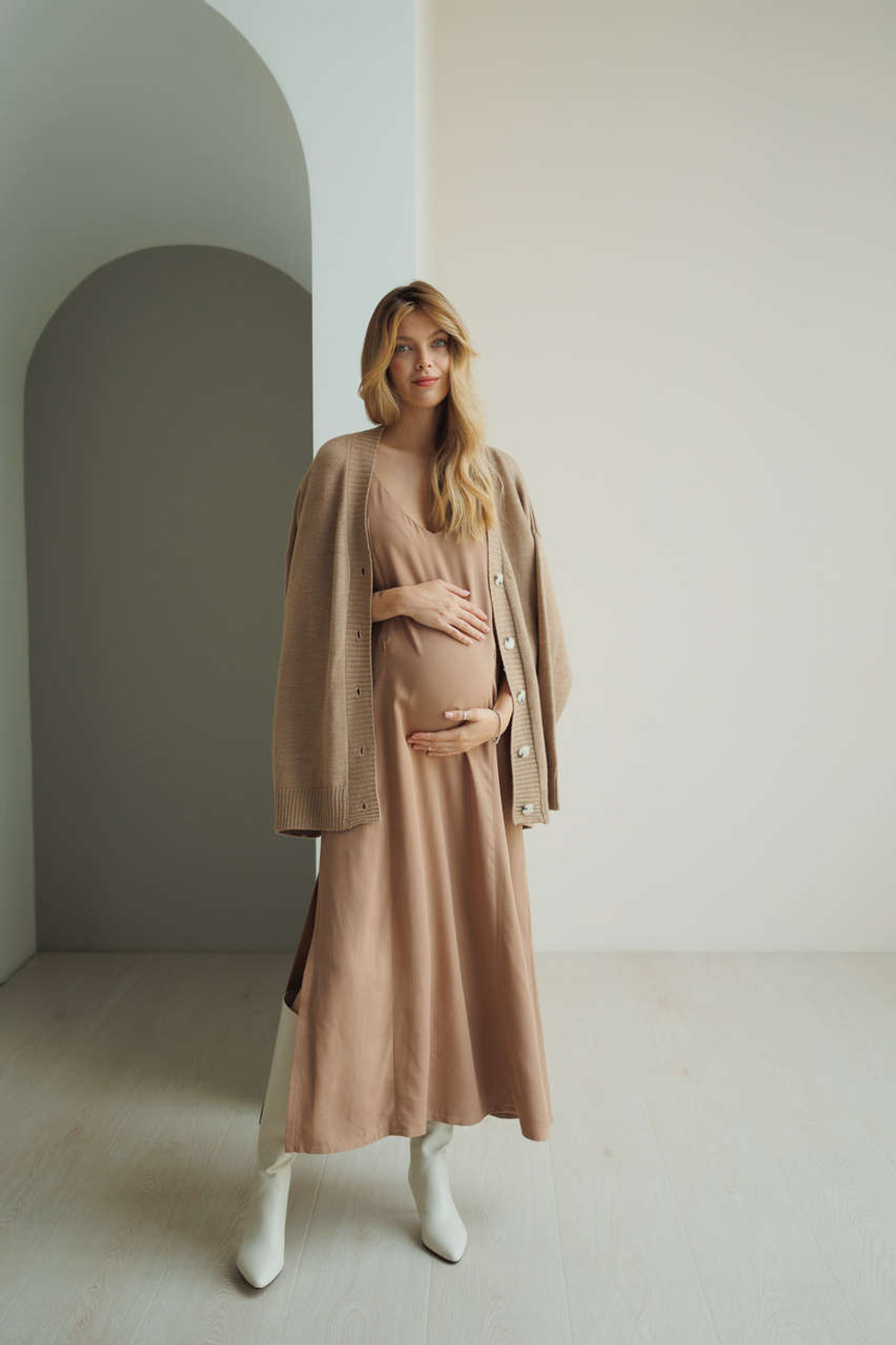 Платье-комбинация с разрезом для беременных и кормящих (темно-бежевый)