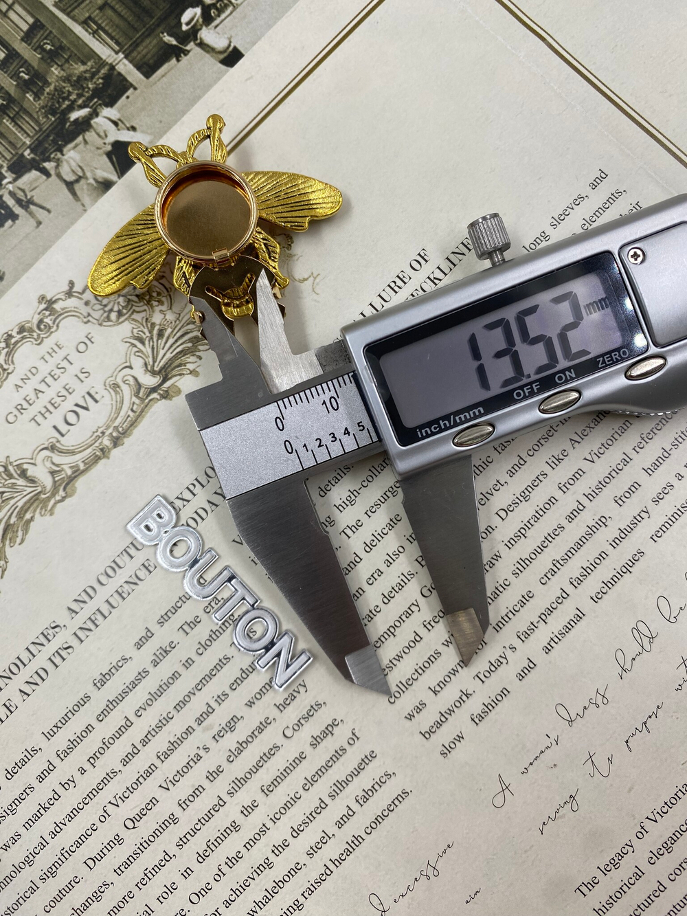 Накладка на пуговицу золотистая бронза "Жук" с красными стразами