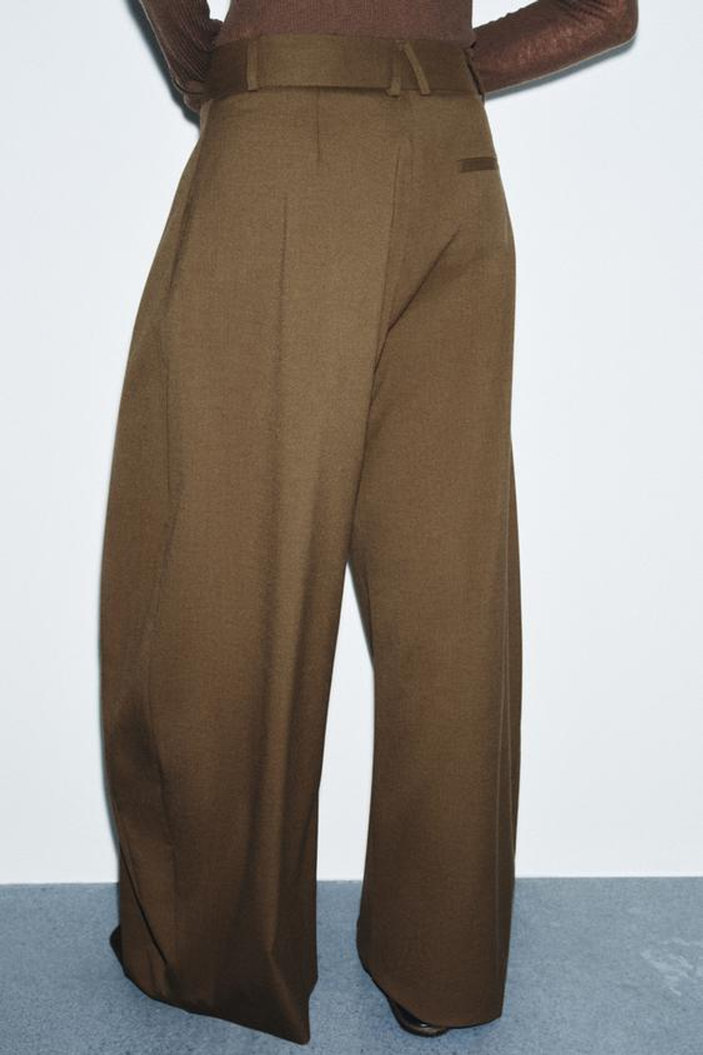 ZARA ОБЪЕМНЫЕ БРЮКИ С ЗАЩИПАМИ — ZW COLLECTION, ОЛИВКОВЫЙ