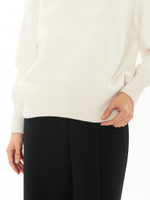 Женский свитер молочный трикотажный с плотной вязкой и высоким горлом