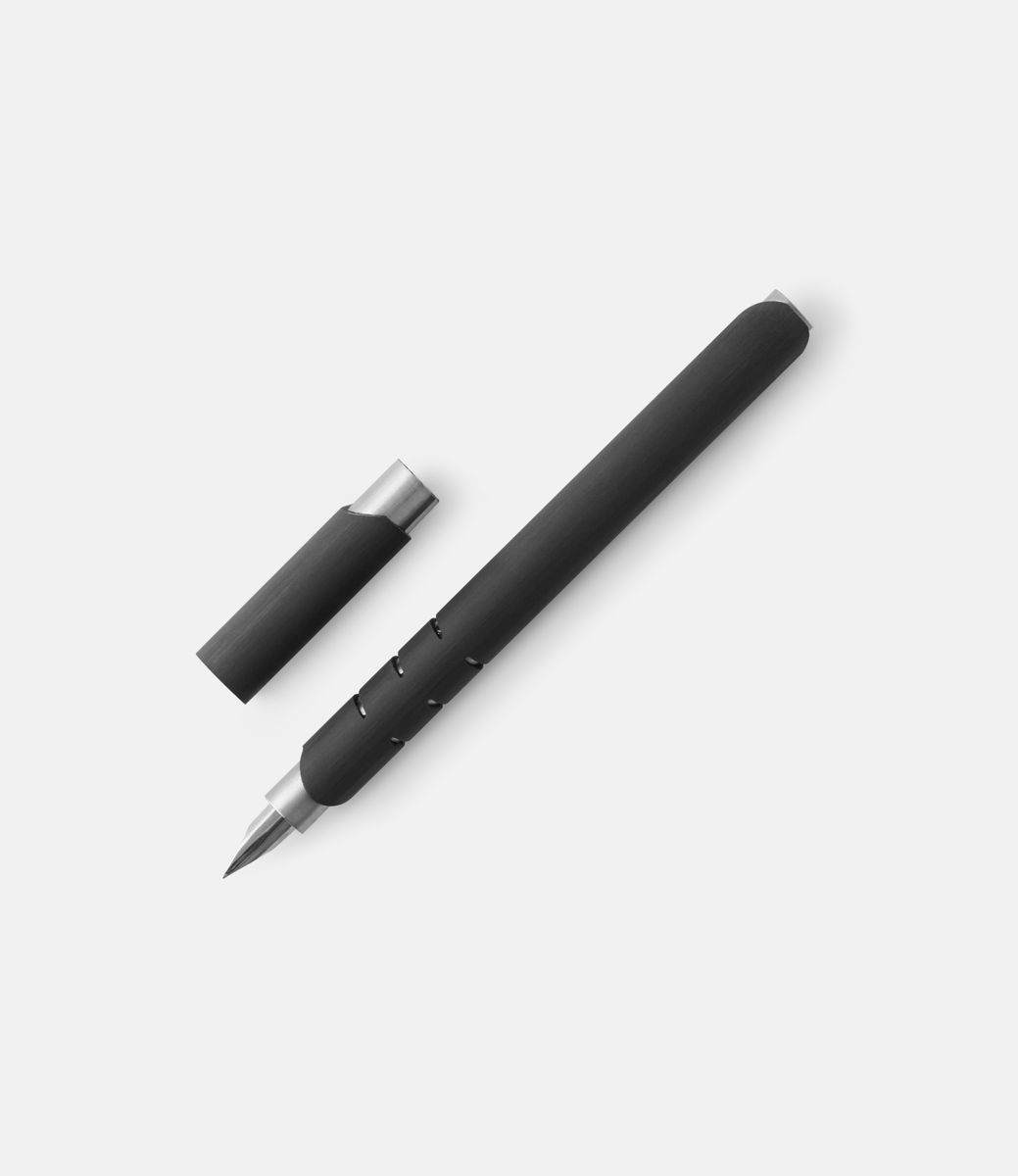 Lucio Rossi Ultra — перьевая ручка из карбона