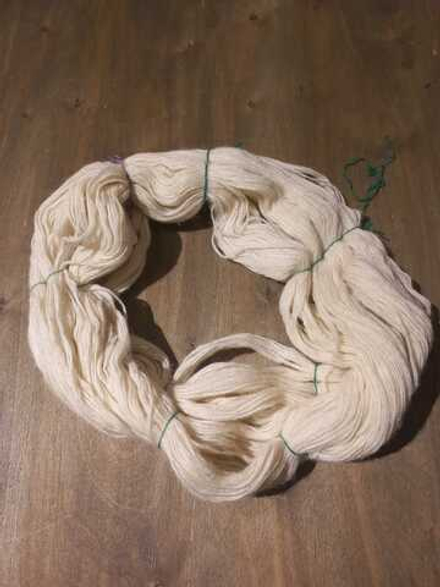 Шерсть белая, ручное прядение, двойное плетение 121г