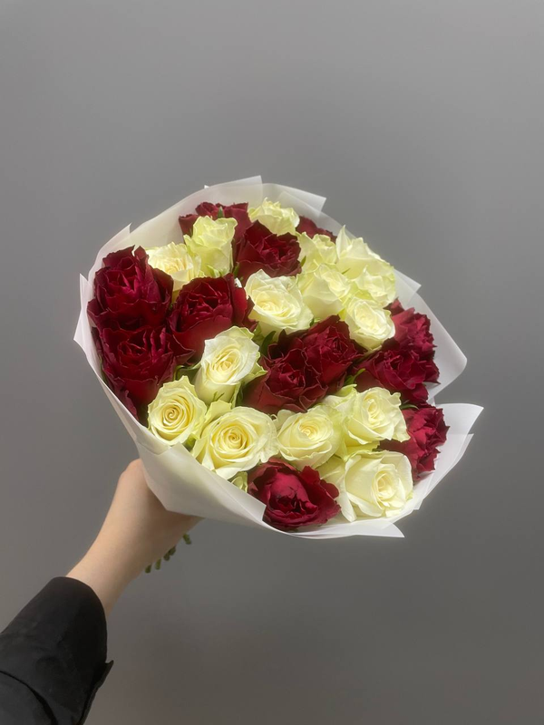 Букет роз "Атена" и "Мадам ред" (27 шт)