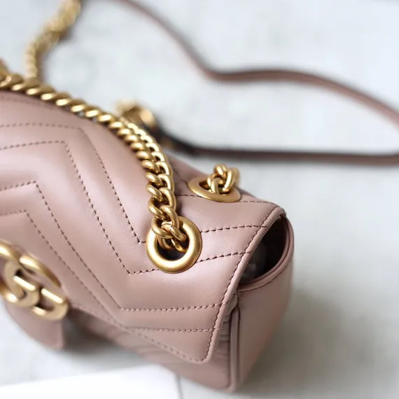 Мини-сумка на плечо Gucci GG Marmont из стеганой кожи