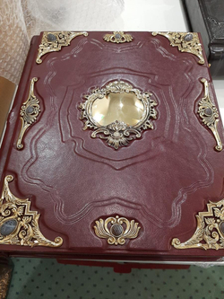 Подарочная родословная книга "Ювелирная" из натуральной кожи, с накладкой (бордовая)