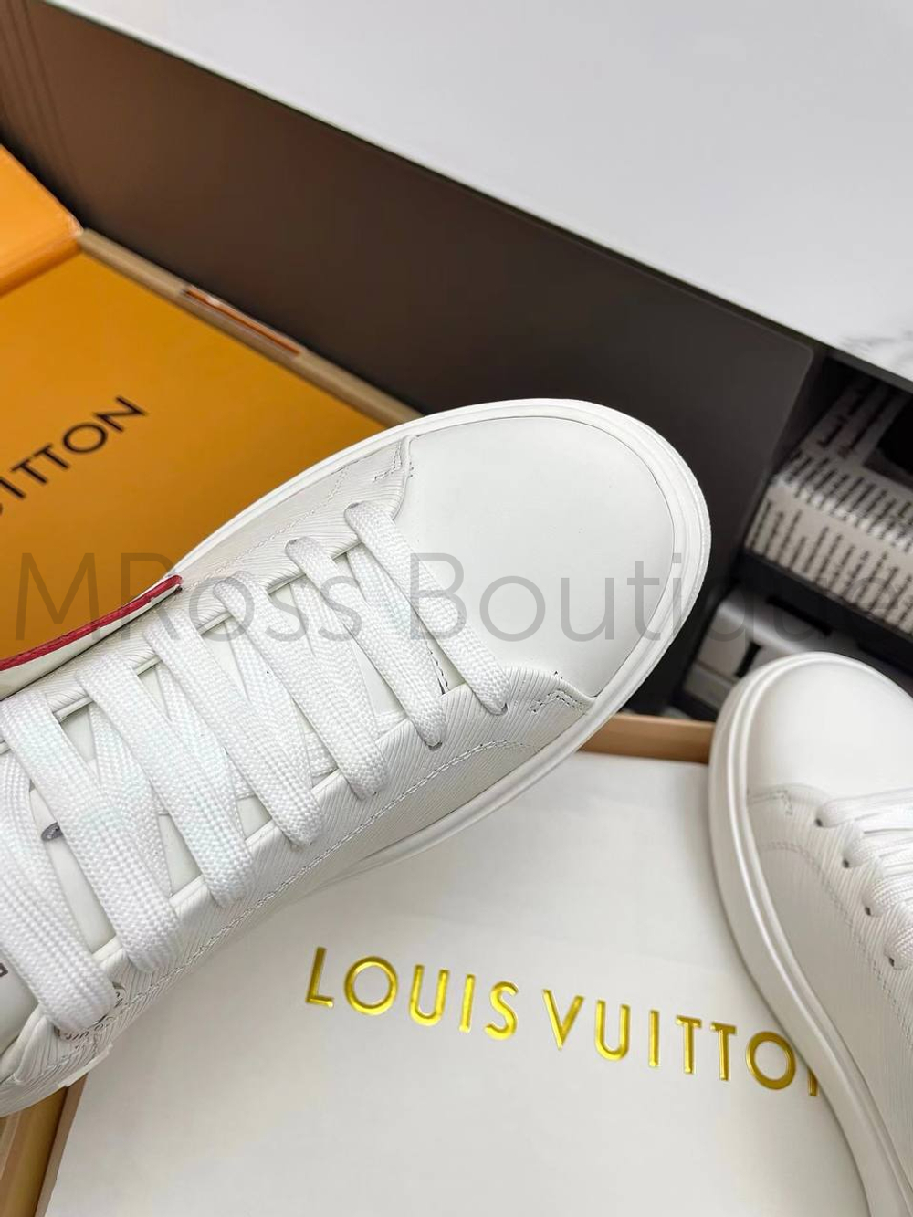 Женские кеды Louis Vuitton Time Out в белом цвете с цепью