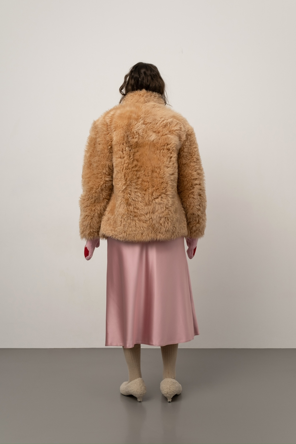 Бежевая шуба с накладными карманами