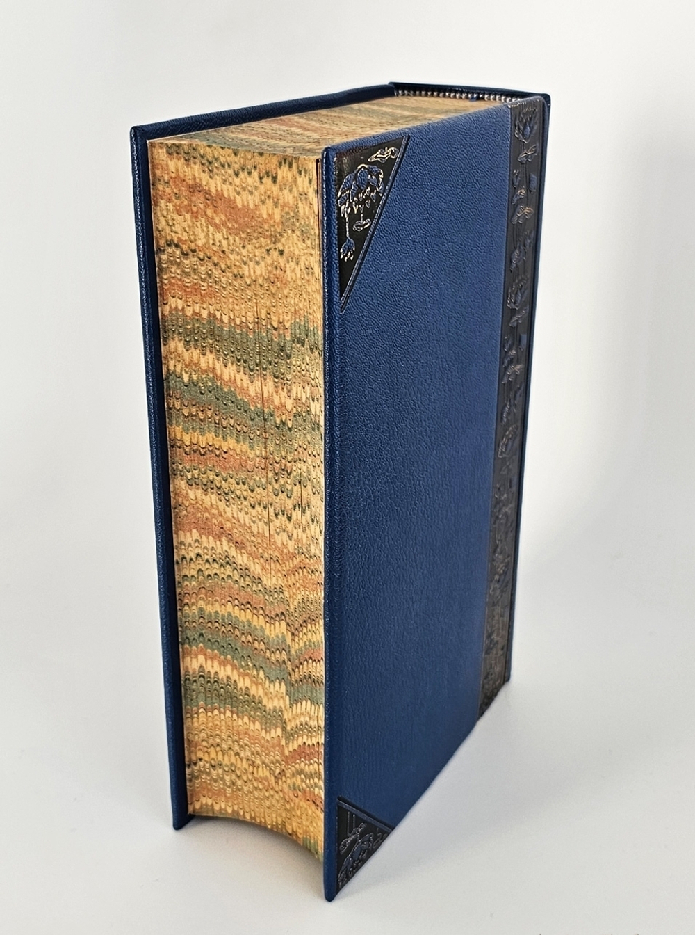 "Подарок молодым хозяйкам или средство к уменьшению расходов в домашнем хозяйстве. В 2-х частях". Елена Молоховец. 1917г.