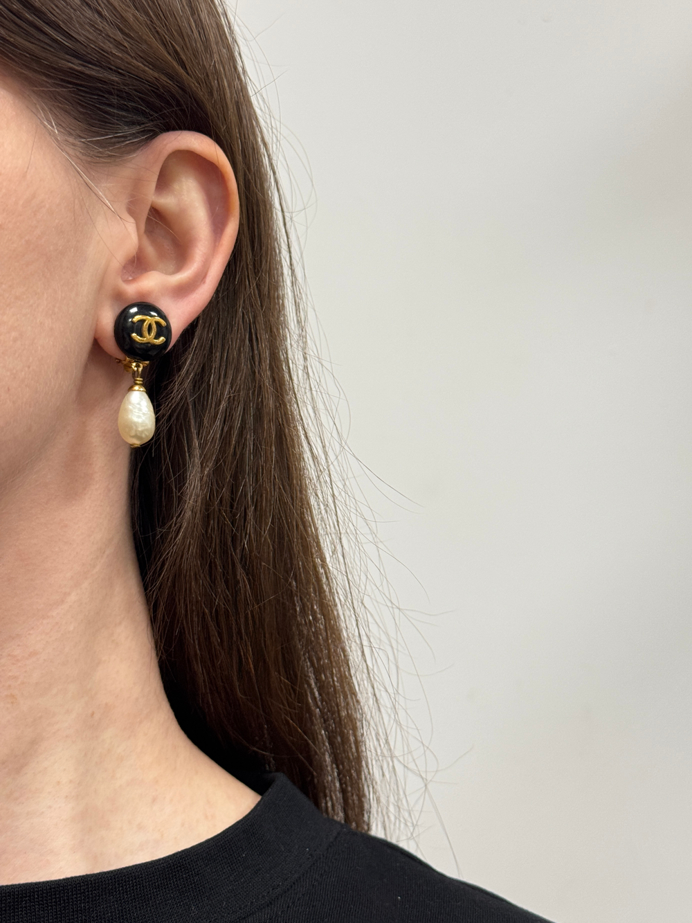 Клипсы с «жемчужными» подвесками Chanel