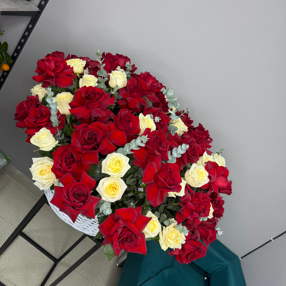 Корзина из французских и пионовидных роз