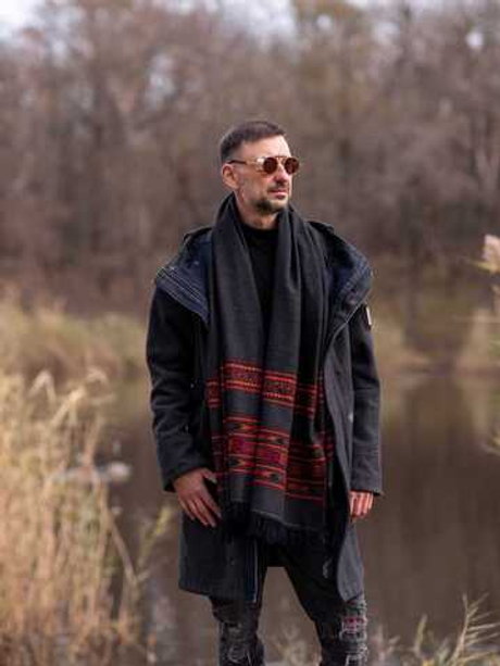 Шерстяной палантин с вышивкой