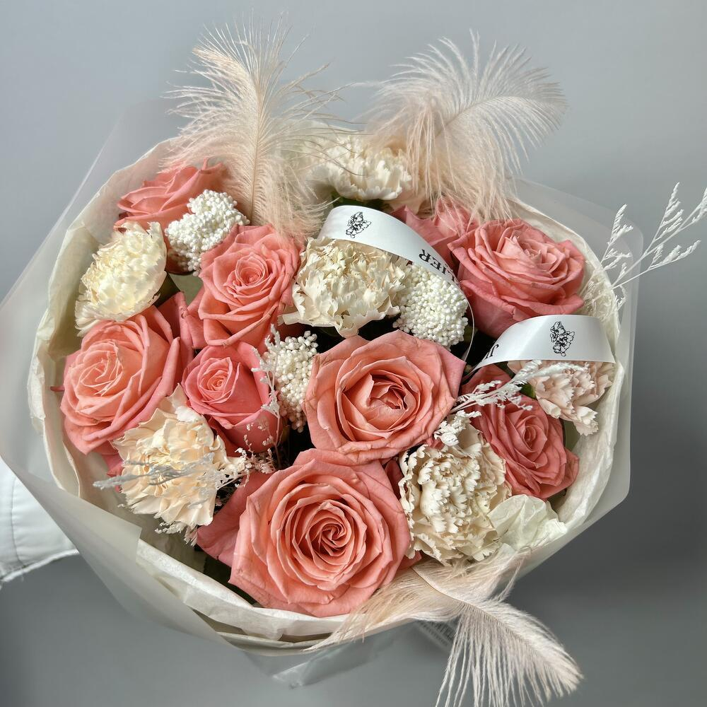 «Розовое облако» букет из розы Анна Карина,кремового диантуса,озотамнуса и страусиного пера