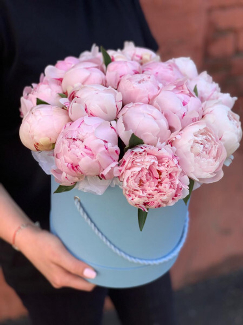 Композиция из пионов в шляпной коробке "Pink Mirage"