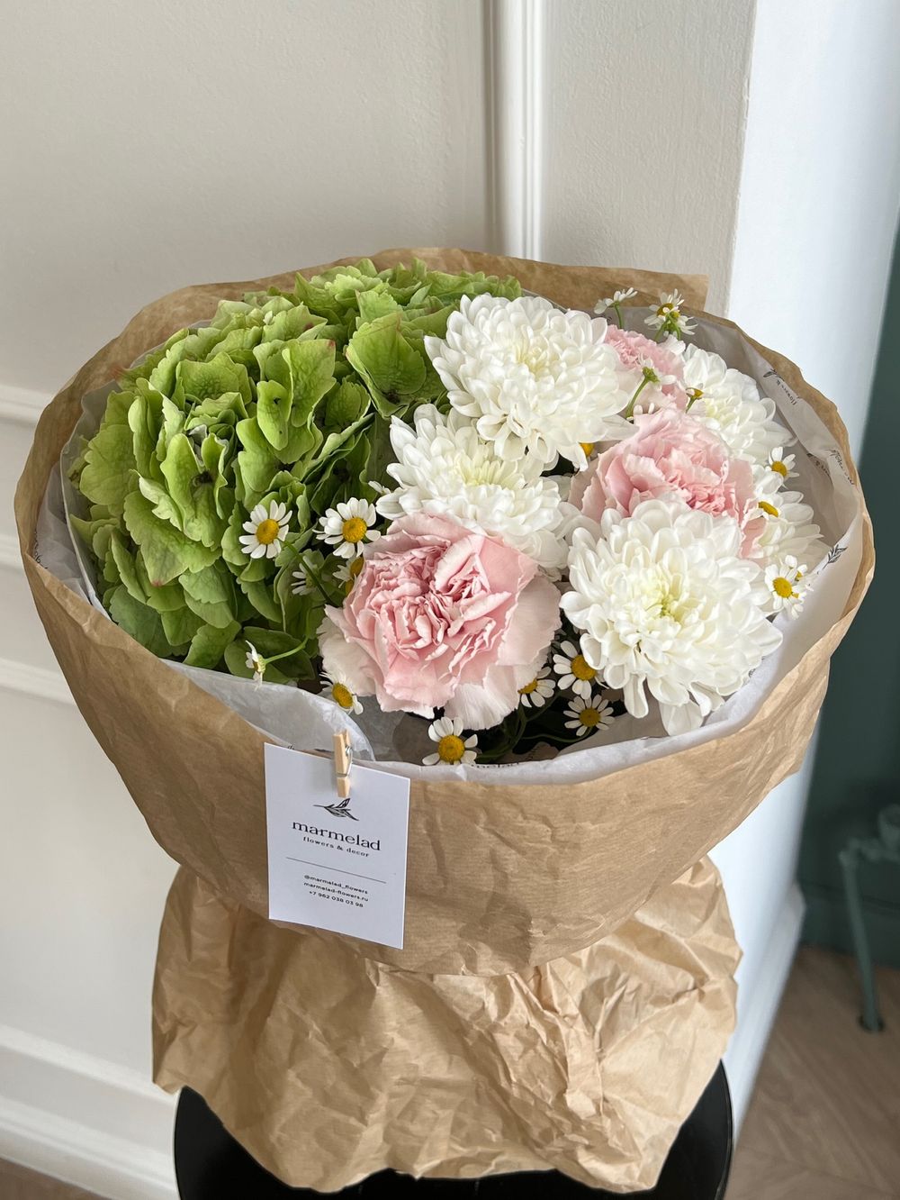 Букет сборный из гортензии, диантусов и ромашки