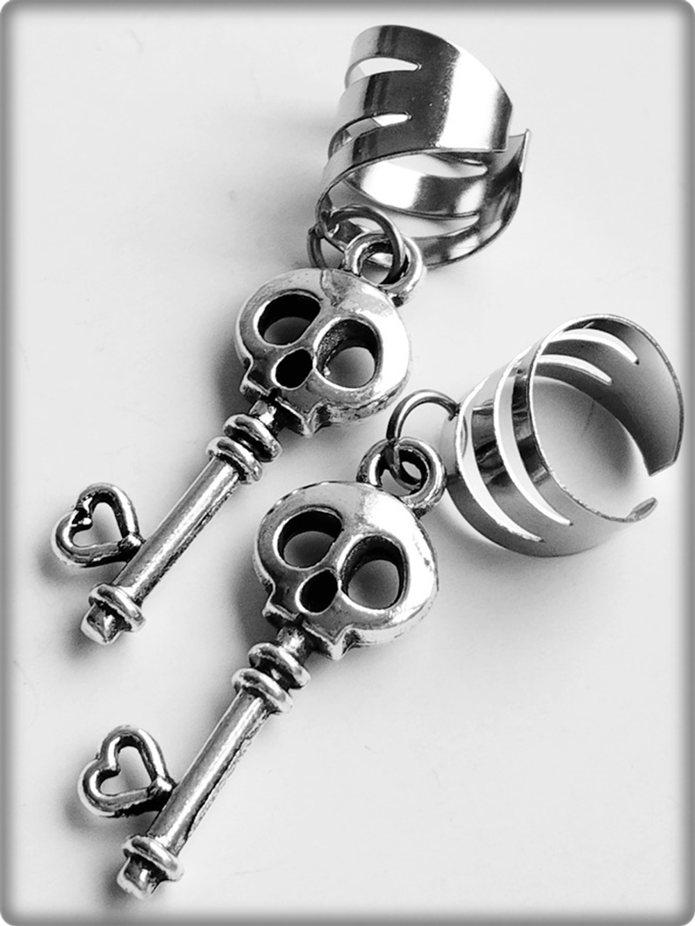 Клипсы "Ключики, черепа" серебристые.