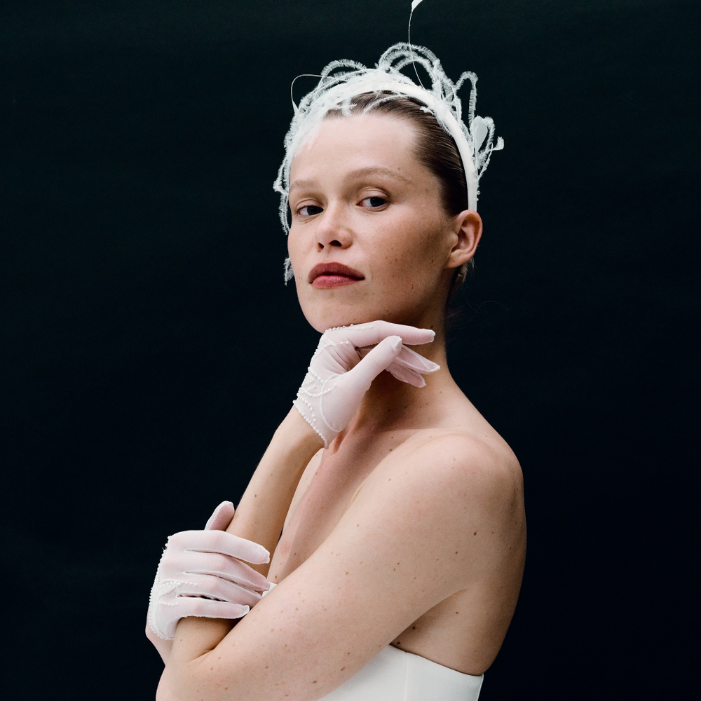 Ободок узкий с белыми перьями