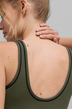 Alo yoga Топ Airbrush Heart Throb, оливково-зеленый